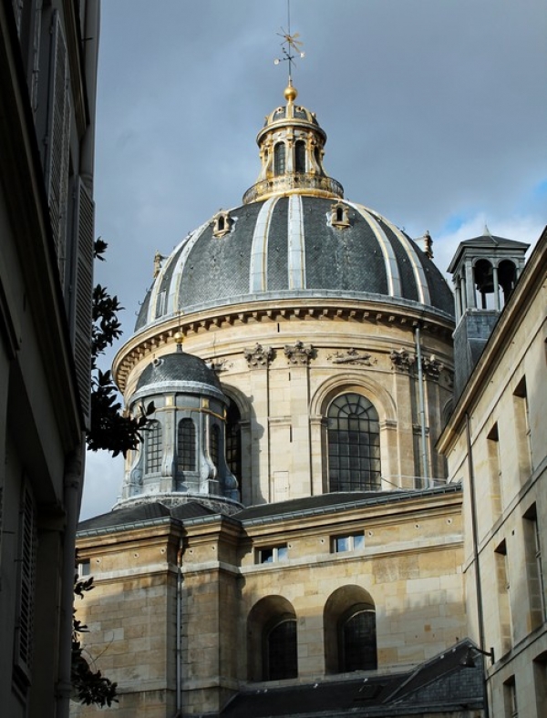 Voltaire strives not to be wistful about the Académie Française
